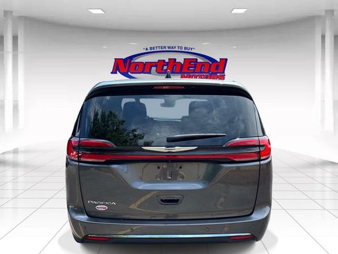 Used 2023 Chrysler Pacifica Touring-L FWD image 6