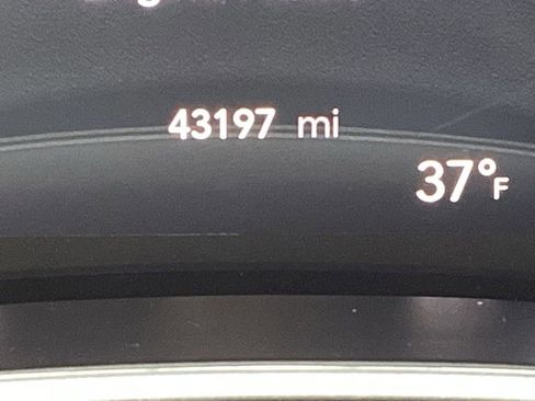 Used 2024 Chrysler Pacifica Touring-L image 4