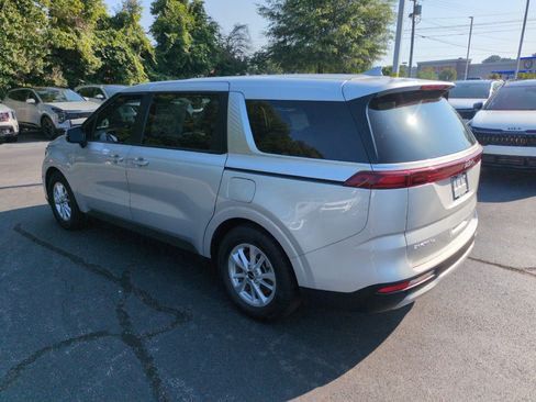 Used 2023 Kia Carnival LX FWD image 5