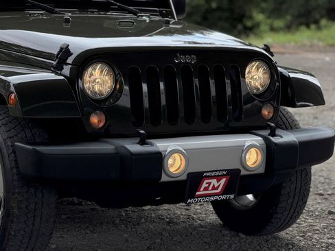 Used 2015 Jeep Wrangler Unlimited Sahara w/ Connectivity Group AWD/4WD image 10
