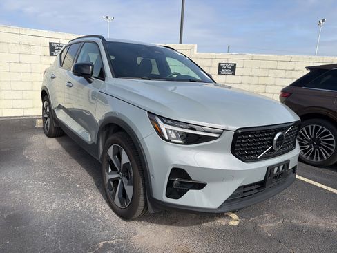 Used 2025 Volvo XC40 B5 Plus image 3