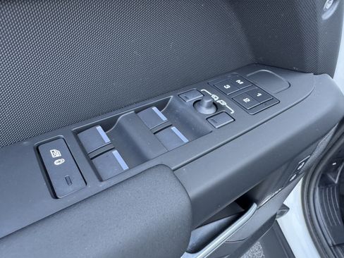 Certified 2025 Land Rover Defender 110 X-Dynamic SE AWD/4WD image 11
