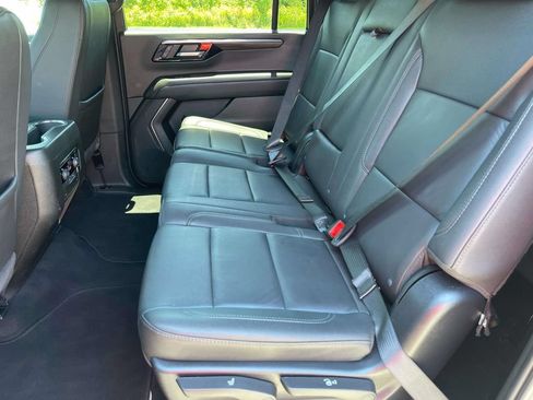 Used 2025 Chevrolet Suburban Z71 AWD/4WD image 28