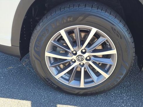 Used 2019 Toyota Highlander XLE FWD image 29