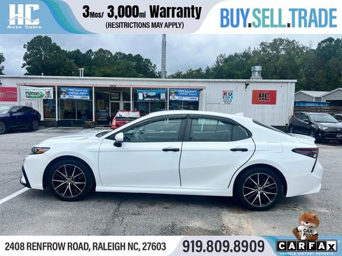 Used 2021 Toyota Camry SE image 2