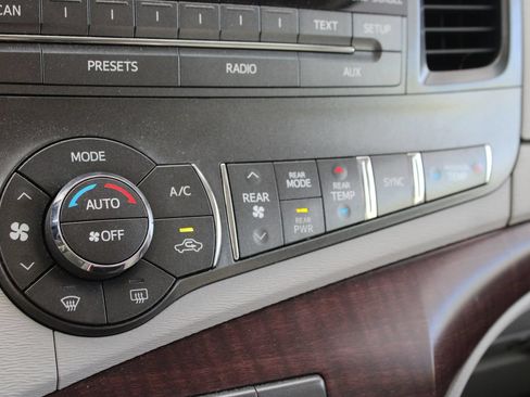 Used 2012 Toyota Sienna XLE AWD/4WD image 16