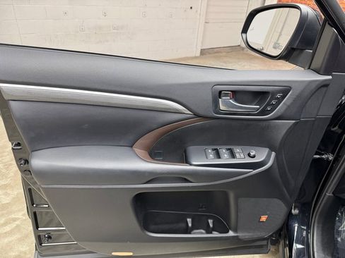 Used 2019 Toyota Highlander AWD V6 image 10