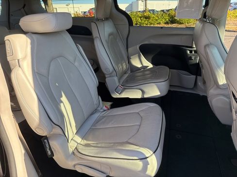 Used 2021 Chrysler Pacifica Limited w/ Premium & Safety Sphere Group image 22