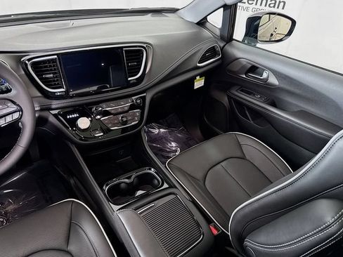 New 2027 Chrysler Pacifica Limited FWD image 25