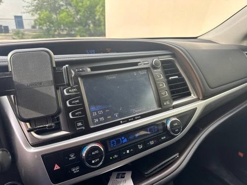 Used 2019 Toyota Highlander Limited FWD image 7