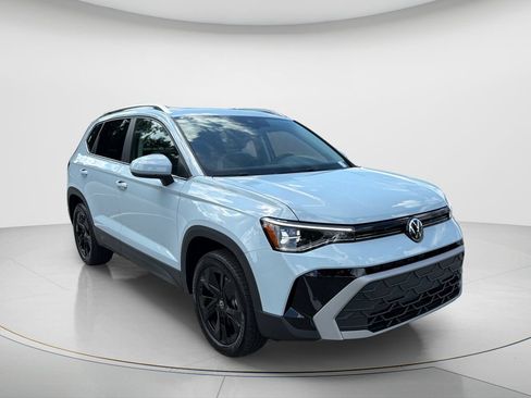 New 2026 Volkswagen Taos SE FWD image 3