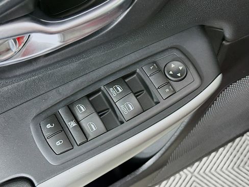 Used 2017 Jeep Cherokee Trailhawk w/ Cold Weather Group image 18