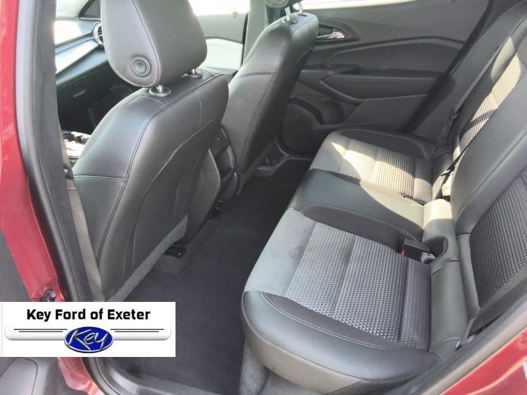 Used 2025 Chevrolet Trax LT FWD image 16