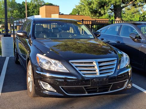 Used 2013 Hyundai Genesis 3.8 w/ Technology Pkg RWD image 2