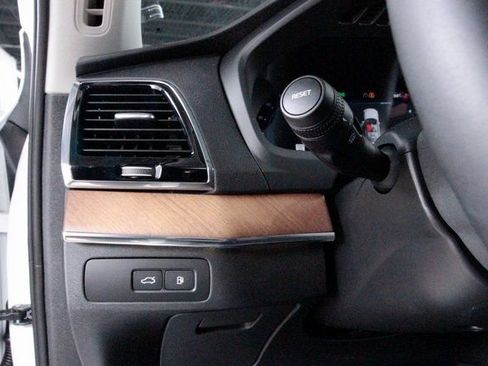 Certified 2025 Volvo XC90 T8 Plus w/ Protection Package Premier image 39