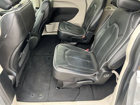 Used 2023 Chrysler Pacifica Limited image 23
