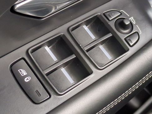 Used 2019 Jaguar E-PACE R-Dynamic HSE image 25