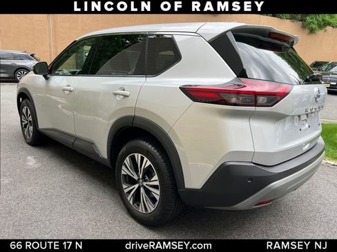 Used 2021 Nissan Rogue SV FWD image 2
