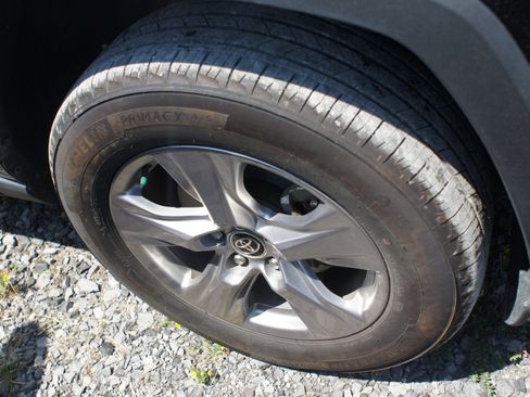Used 2025 Toyota RAV4 XLE AWD/4WD image 4