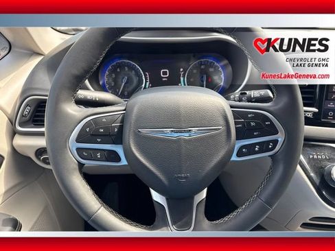Used 2023 Chrysler Pacifica Touring-L FWD image 20