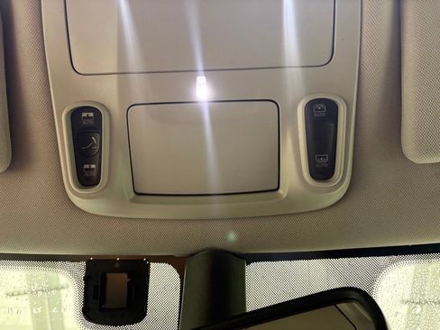 Used 2023 Chrysler Pacifica Limited FWD image 11