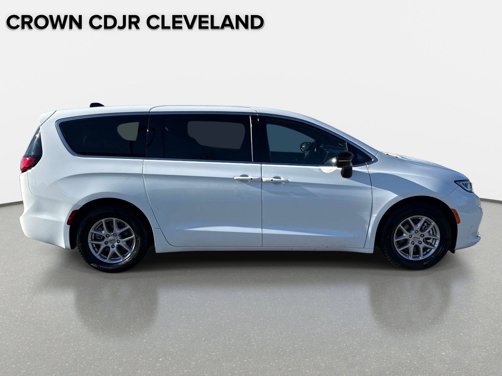 Used 2025 Chrysler Pacifica Select FWD image 3