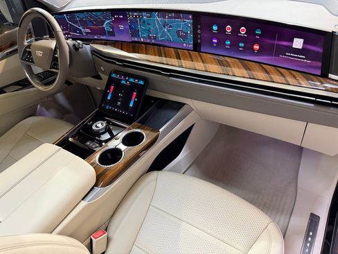 Certified 2025 Cadillac Escalade Sport Platinum w/ LPO, ONYX Package AWD/4WD image 60