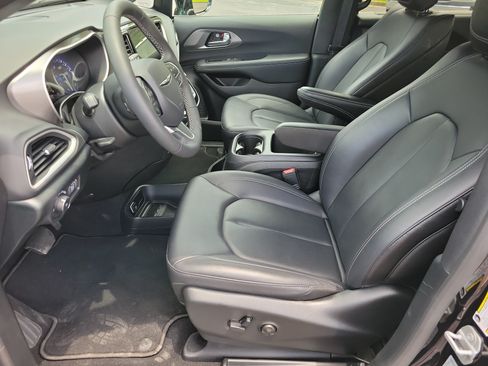 Used 2026 Chrysler Pacifica Select FWD image 4