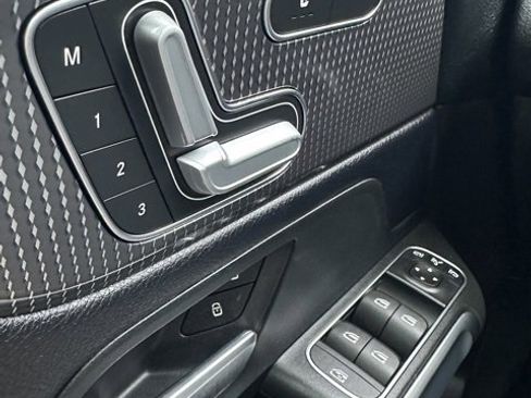 Used 2020 Mercedes-Benz GLB 250 GLB 250 image 18