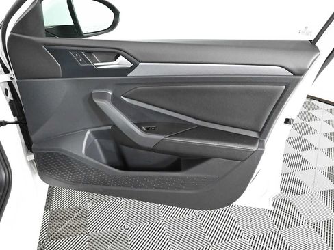 Certified 2023 Volkswagen Jetta SE w/ Panoramic Sunroof Package FWD image 10