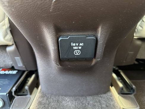 Used 2018 Jeep Cherokee Overland w/ Technology Group AWD/4WD image 23