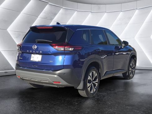 Used 2023 Nissan Rogue SV image 3