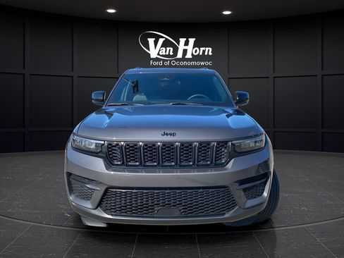 Used 2023 Jeep Grand Cherokee Altitude AWD/4WD image 2