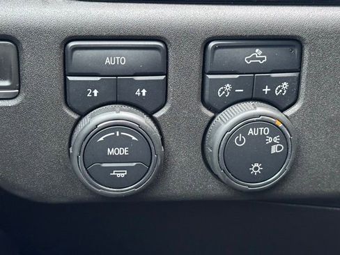 Used 2022 Chevrolet Silverado 1500 LT AWD/4WD image 22