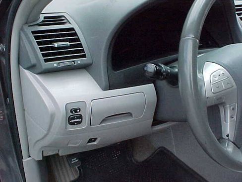 Used 2011 Toyota Camry XLE w/ SE/XLE Extra-Value Pkg FWD image 22