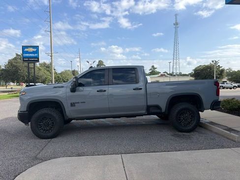 Used 2024 Chevrolet Silverado 2500 ZR2 w/ Technology Package AWD/4WD image 7