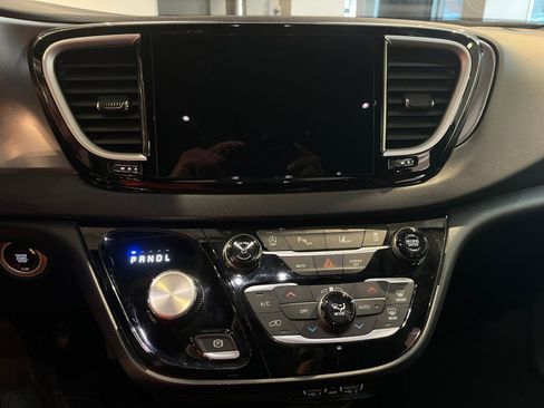 Used 2025 Chrysler Pacifica Select image 21