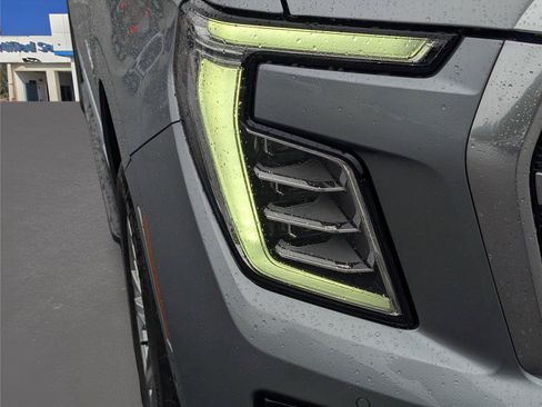 Used 2025 GMC Yukon Denali w/ Advanced Technology Package AWD/4WD image 4