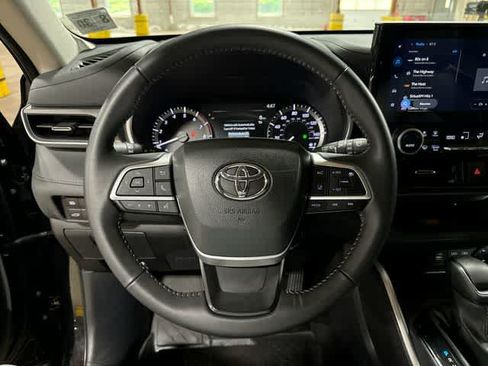 Used 2025 Toyota Highlander XLE AWD/4WD image 18