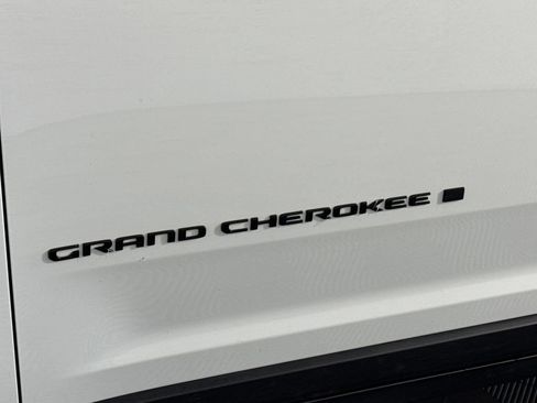 Certified 2025 Jeep Grand Cherokee L Limited w/ Luxury Tech Group II AWD/4WD image 17