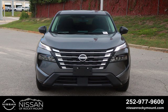 Used 2024 Nissan Rogue S AWD/4WD image 2