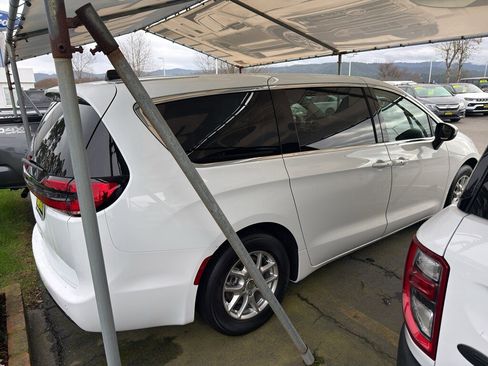 Used 2023 Chrysler Pacifica Touring-L image 4
