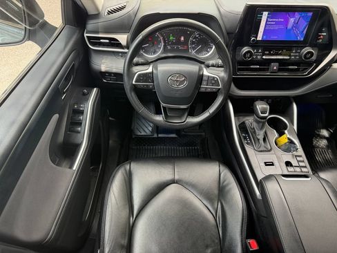 Used 2024 Toyota Highlander LE FWD image 17