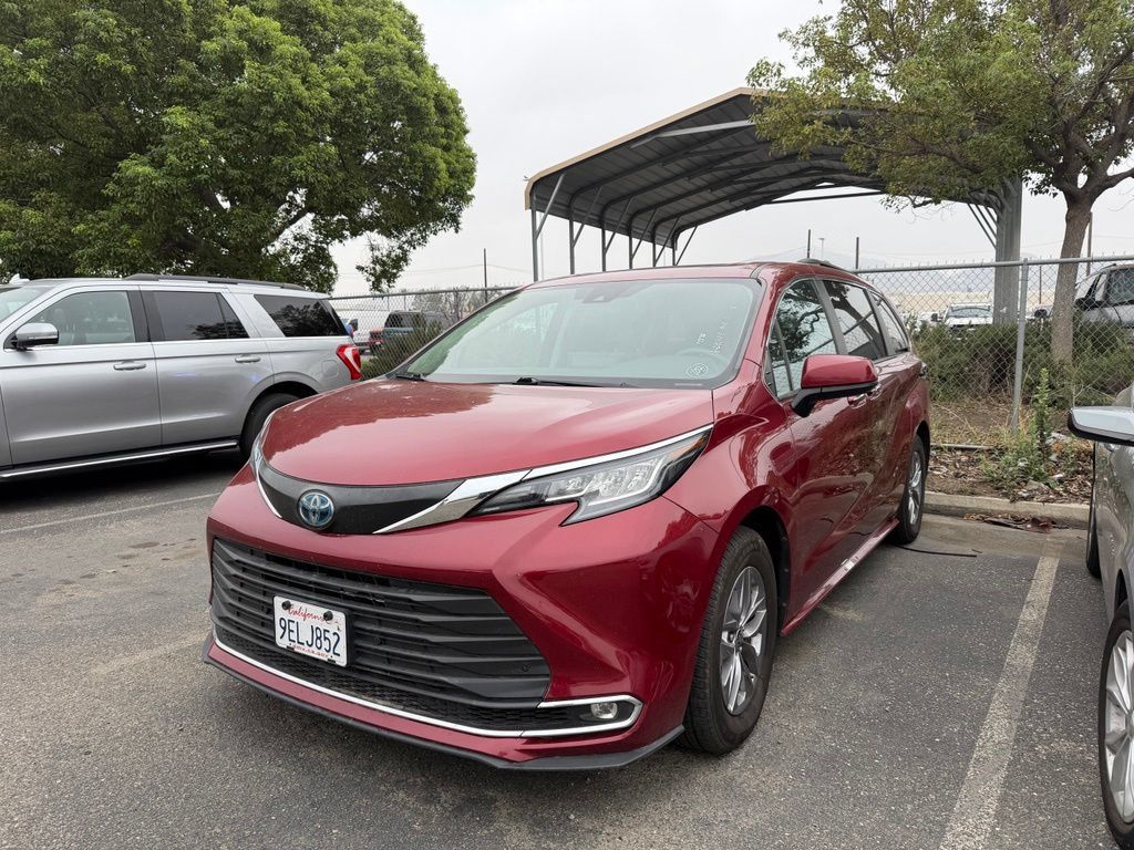 Used 2023 Toyota Sienna XLE FWD image 1