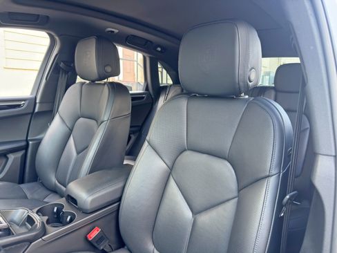 Used 2025 Porsche Macan AWD/4WD image 38
