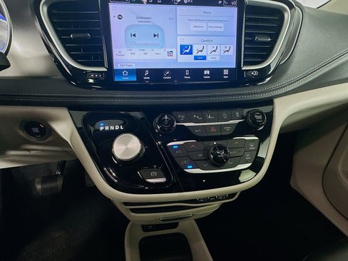 Used 2023 Chrysler Pacifica Touring-L FWD image 23