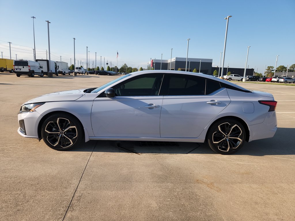 Used 2024 Nissan Altima 2.5 SR FWD image 8