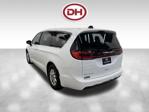 Used 2024 Chrysler Pacifica Touring-L FWD image 11