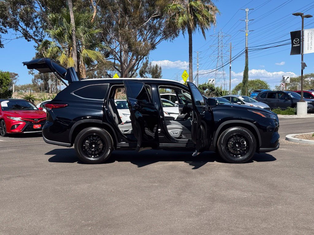 Used 2023 Toyota Highlander XLE FWD image 30