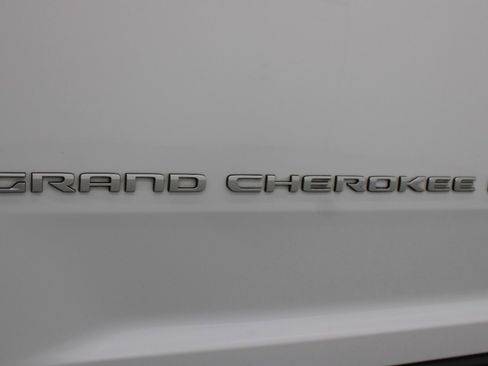 Used 2025 Jeep Grand Cherokee Laredo X image 30